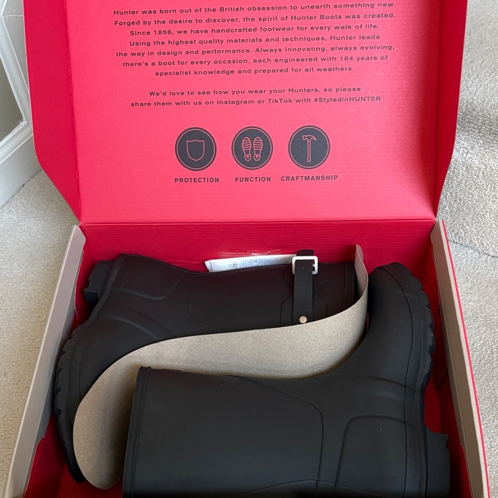 NIB Hunter Classic Black Rain Boots - Picture 4 of 6